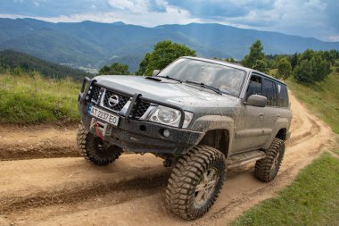 Yaremche Ukrayna. 23 Haziran 2021: Sıradışı dağ ve off-road için turist SUV.