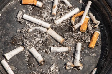 Yaremche Ukrayna. 24 Haziran 2021: Gri arka planda sigara izmaritleri