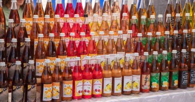 Yaremche Ukrayna. 25 Haziran 2021: Raflarda el yapımı likör şişeleri. Farklı meyve ve meyvelerden alınan alkollü içecekler.