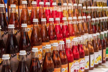 Yaremche Ukrayna. 25 Haziran 2021: Raflarda el yapımı likör şişeleri. Farklı meyve ve meyvelerden alınan alkollü içecekler.