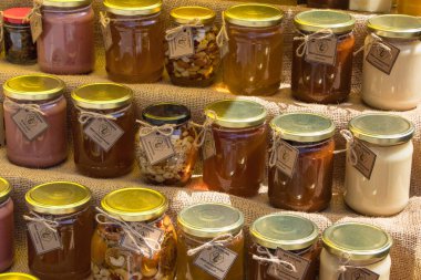 Yaremche Ukrayna. 25 Haziran 2021: Farklı bal çeşitlerinden kavanozlar bir rafta depolandı.