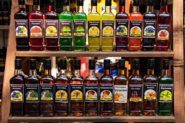 Yaremche Ukrayna. 25 Haziran 2021: Raflarda el yapımı likör şişeleri. Farklı meyve ve meyvelerden alınan alkollü içecekler.