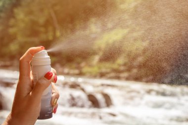 Yaremche Ukrayna. 25 Haziran 2021: Termal su. Doğanın arka planına termal sprey sıkan kız.