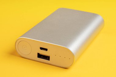 Taşınabilir güç bankası sarı üzerine taşınabilir aygıtlar yüklemek için.