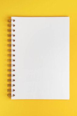 Sarı arkaplanda bir defter.