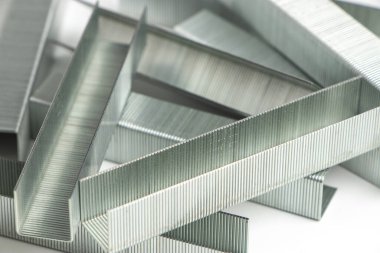 Zımba için metal zımbalar beyaz arkaplanda izole edildi.