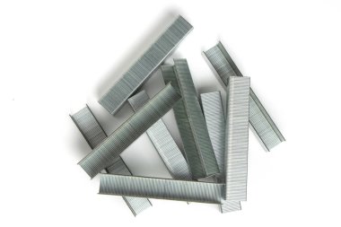 Zımba için metal zımbalar beyaz arkaplanda izole edildi.