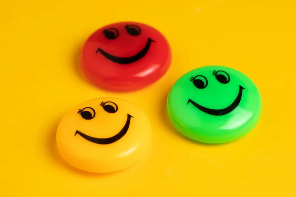 Groen Gele Rode Ronde Magneet Met Een Glimlach Een Gele — Stockfoto