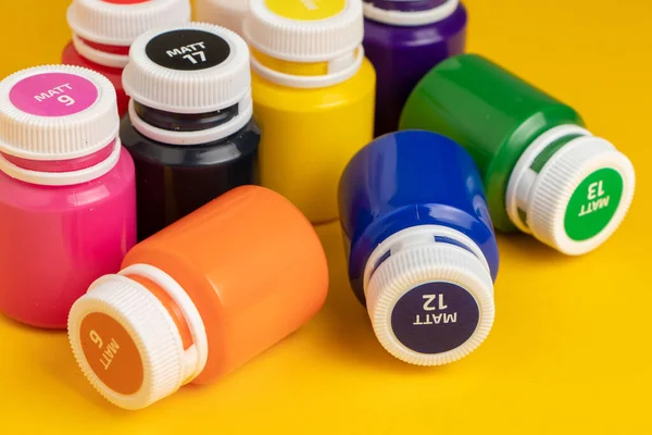 Flaskor Med Flerfärgad Färg Gul Bakgrund — Stockfoto