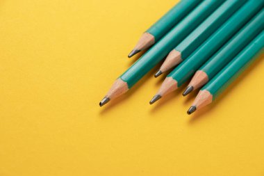 Sarı arkaplanda izole edilmiş kalemler.