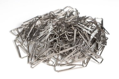 Beyaz arkaplanda kağıt gümüş ataçlar.