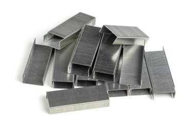 Zımba için metal zımbalar beyaz arkaplanda izole edildi.