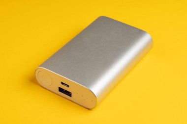 Taşınabilir güç bankası sarı üzerine taşınabilir aygıtlar yüklemek için.