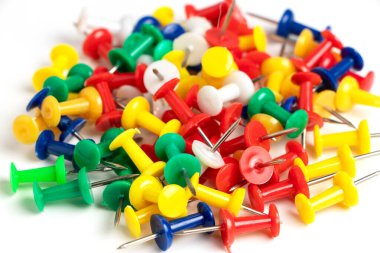 Beyaz arkaplandaki Pin 'i izole et.