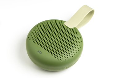 Beyaz arka plan üzerinde taşınabilir bluetooth sözcü.