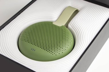 Taşınabilir Bluetooth hoparlörü kutuda.