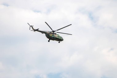 Mavi gökyüzüne doğru uçan helikopter..