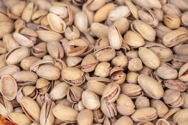 Kabuk dokusunda kavrulmuş ve tuzlanmış şam fıstığı..