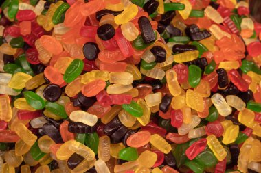 Solucanlar şeklinde renkli jöleli şekerler. Şeker arkaplanı.