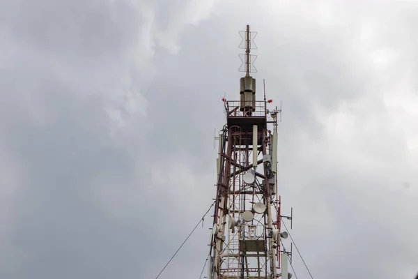 Kommunikationstorn Med Antenner Mot Blå Himmel — Stockfoto