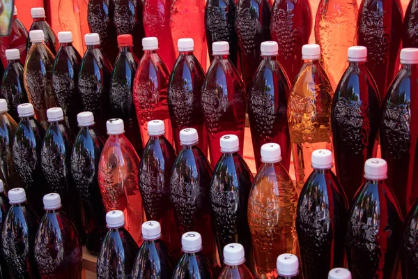 Μπουκάλια Χειροποίητο Λικέρ Στα Ράφια Αλκοολούχα Ποτά Από Διάφορα Μούρα — Φωτογραφία Αρχείου