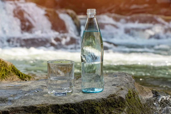 Természetes Ivóvíz Egy Palackban Üveg Főzőpohár Természet Hátterében Folyó — Stock Fotó