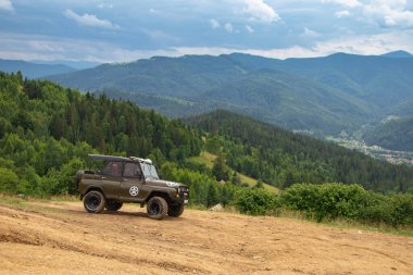 Yaremche Ukrayna. 23 Haziran 2021: Dağlar ve off-road yolculukları için dağların arka planına karşı turist cipi.