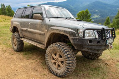 Yaremche Ukrayna. 23 Haziran 2021: Sıradışı dağ ve off-road için turist SUV.
