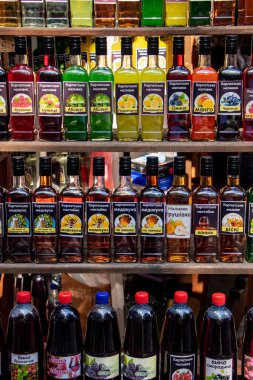 Yaremche Ukrayna. 25 Haziran 2021: Raflarda el yapımı likör şişeleri. Farklı meyve ve meyvelerden alınan alkollü içecekler.
