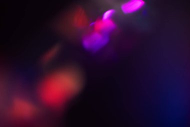 Bulanık Işık, kameraya tek bir görüntü yansıtıyor. Işık, karanlık bir arkaplanda spektral bir gradyan ile parlar. Çok renkli soyut renkli bir çizgi. Alışılmadık ışık efekti.