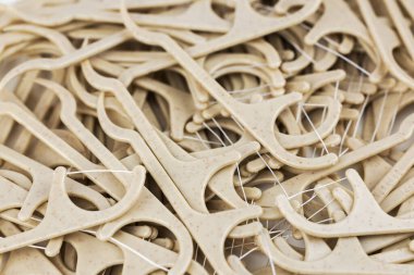 Diş ipi kazmaları. Yumuşak diş ipi kazmaları. Diş kıracağı. Çevre dostu mısır nişastası diş ipiyle diş fırçası.