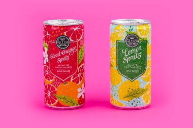 DNIPRO, UKRAINE - 04 Ağustos 2025: Allini Spritz, pembe üzerine su damlaları konmuş bir teneke kutuda meyve içeceği.
