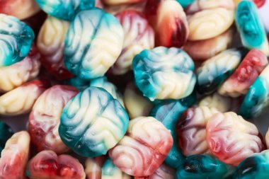 Beyin şeklinde çiğnenmiş jöle şekeri. Cadılar Bayramı partisi için korkutucu tatlılar.