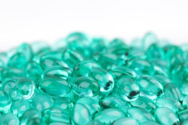 Mavi renkli yumuşak kapsül yığını beyaz arkaplanda izole edildi.