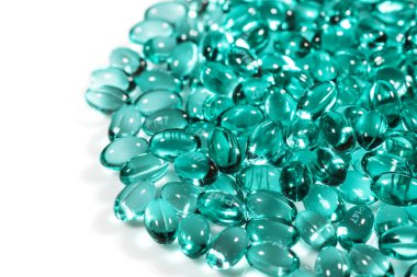 Mavi yeşil hap kapsülleri izole edilmiş, ağrı kesici ilaçlar, yatıştırıcı haplar, beyaz arka planda ilaç jeli kapsülleri..