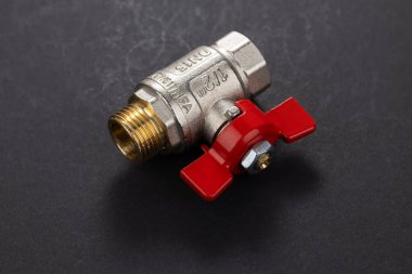 Kırmızı saplı top valfi koyu arkaplanda izole edildi.