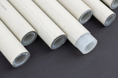 Lehim yapmak için polipropilen borular, sıcak ve soğuk su için pvc borular sabitleştirildi.