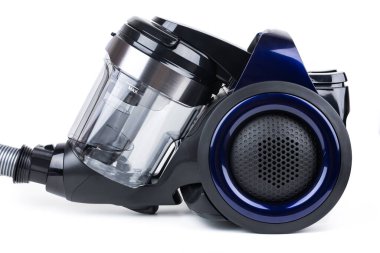 Beyaz arka plan üzerinde izole modern elektrikli süpürge.