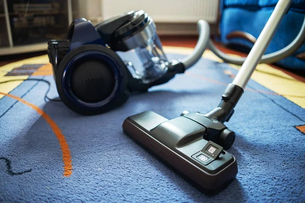 Odada halı fırçası olan modern elektrikli süpürge..