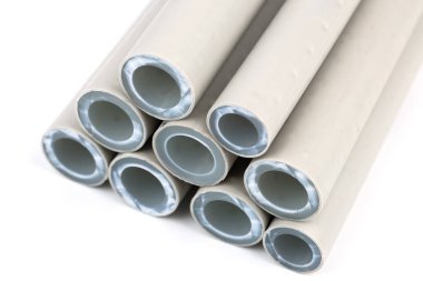 Lehim yapmak için polipropilen borular, sıcak ve soğuk su için pvc borular sabitleştirildi.