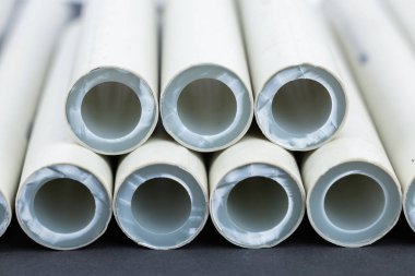 Lehim yapmak için polipropilen borular, sıcak ve soğuk su için pvc borular sabitleştirildi.