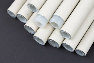 Lehim yapmak için polipropilen borular, sıcak ve soğuk su için pvc borular sabitleştirildi.