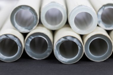 Lehim yapmak için polipropilen borular, sıcak ve soğuk su için pvc borular sabitleştirildi.