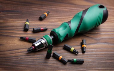 Tornavida farklı şekil ve boyutlarda bahşiş verir. Manüel tornavida ve değiştirilebilir parçaların kümesi. Kesinlik Tornavida Çantası. Çelik Hassas Manyetik Parçalar