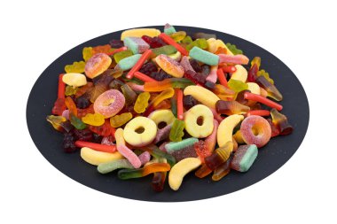 Taş tabakta jöle şekerler, beyaz arka planda izole edilmiş..