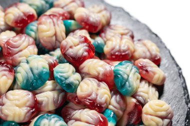 Beyin şeklinde çiğnenmiş jöle şekeri. Cadılar Bayramı partisi için korkutucu tatlılar.