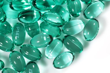 Mavi yeşil hap kapsülleri izole edilmiş, ağrı kesici ilaçlar, yatıştırıcı haplar, beyaz arka planda ilaç jeli kapsülleri..