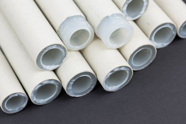 Lehim yapmak için polipropilen borular, sıcak ve soğuk su için pvc borular sabitleştirildi.