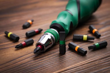 Tornavida farklı şekil ve boyutlarda bahşiş verir. Manüel tornavida ve değiştirilebilir parçaların kümesi. Kesinlik Tornavida Çantası. Çelik Hassas Manyetik Parçalar