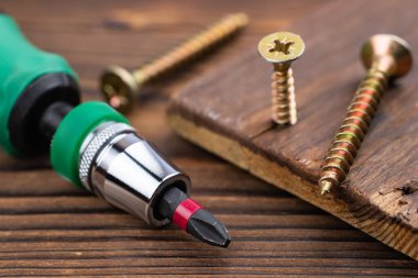 tornavida ve vidalar ahşap arka planda kapat.